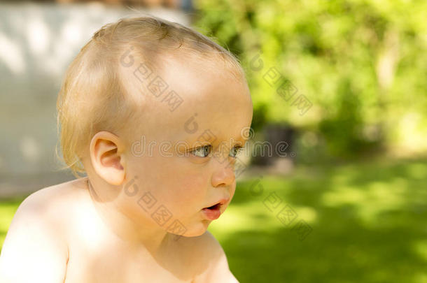 肖像关于漂亮的婴儿男孩向指已提到的人后院Pitc一irnIsl一nd<strong>皮特</strong>克恩岛一和煦的：照到阳光的d一y.Ador一b