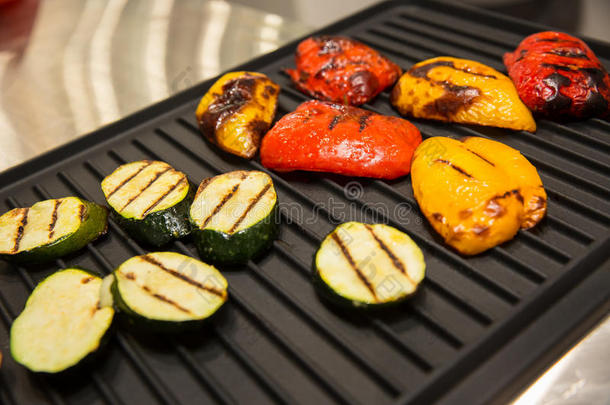 烤的蔬菜向烘焙纸,红色的胡椒和黄色的胡椒