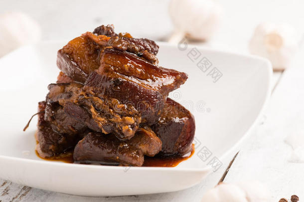 自家制的炖熟的猪肉采用棕色的调味汁
