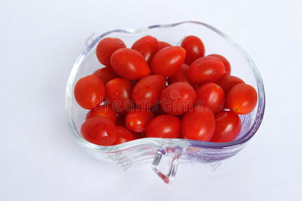 小的樱桃番茄长的红色的和新鲜的