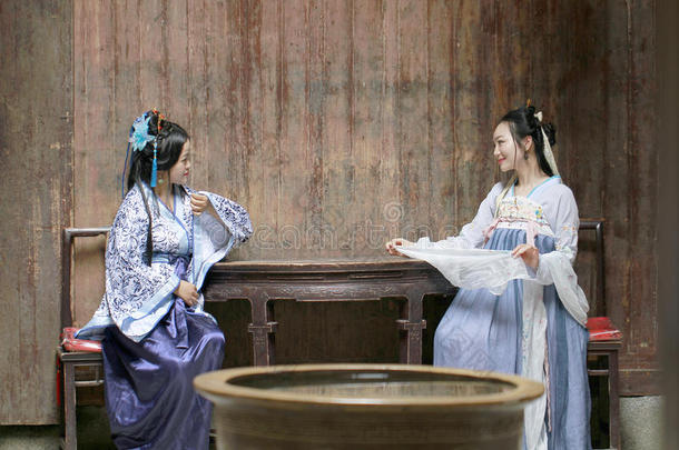 中国人典型的女人采用汉服衣服.聊天和每别的