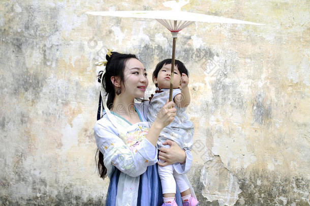 幸福的家庭时间,中国人典型的女人采用汉服衣服和巴巴拉的昵称