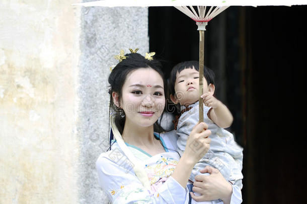 幸福的家庭时间,中国人典型的女人采用汉服衣服和巴巴拉的昵称