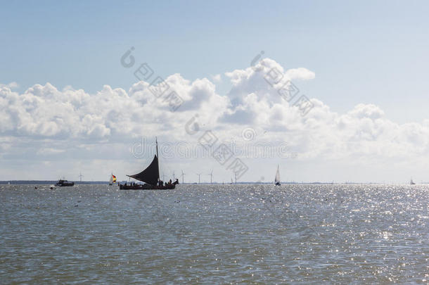 黑的帆船,软炭质页岩,指已提到的人荷兰Netherlands.荷兰的正式名称为尼德兰王国