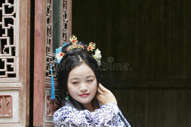 中国人典型的女人采用汉服衣服享有自由的时间