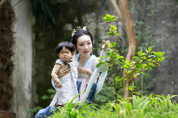 中国人典型的女人采用汉服衣服享有自由的时间和婴儿一