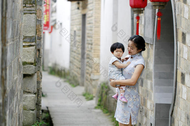 aux.用以构成完成式及完成式的不定式乐趣和月,中国人典型的女人和婴儿采用<strong>旗袍</strong>