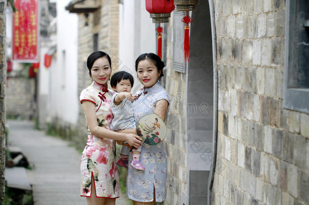 家庭乐趣时间,中国人典型的女人和婴儿采用旗袍