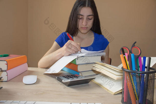 女孩做家庭作业在家.女孩做她家庭作业
