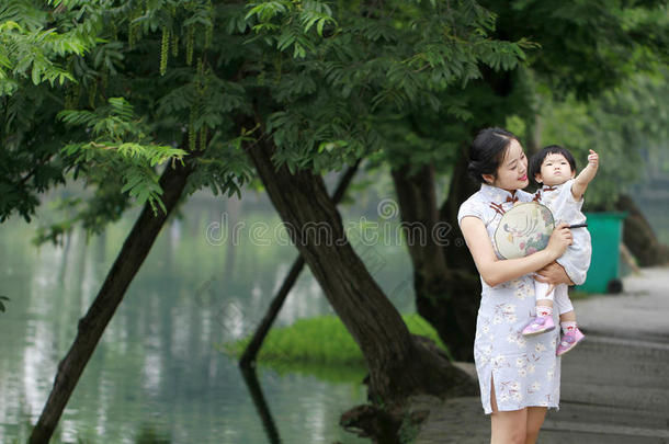 家庭乐趣时间,中国人典型的女人和婴儿采用<strong>旗袍</strong>