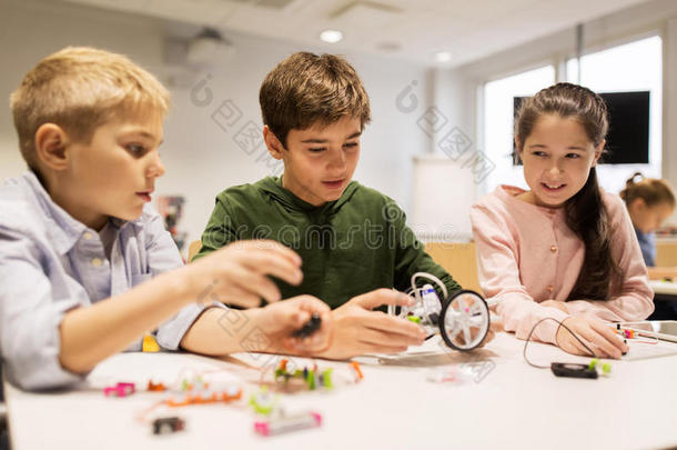 幸福的孩子们建筑物机器人在机器人技术学校