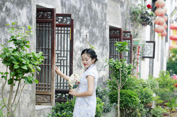 中国人女人采用<strong>旗袍</strong>享有自由的时间