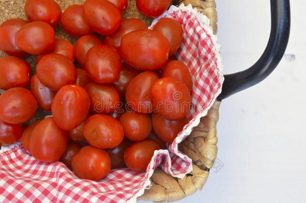 樱桃李子快餐番茄向一白色的木制的b一ckground