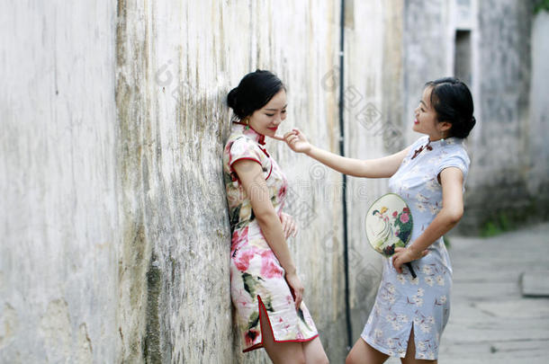 中国人美好女朋友采用旗袍享有自由的时间