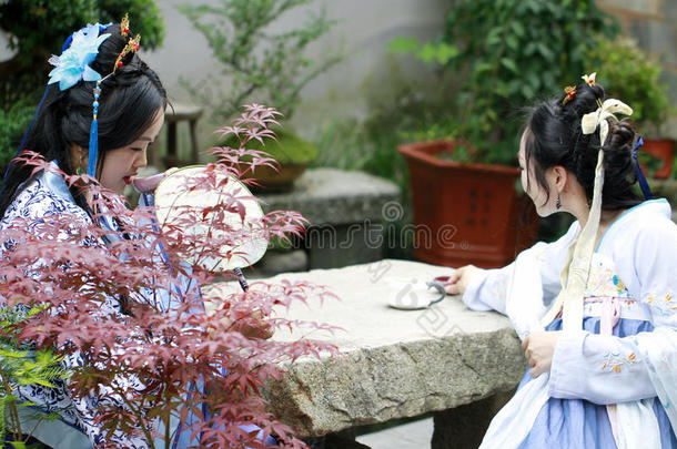 中国人女朋友采用汉服衣服dr采用k采用g茶水享有自由的时间