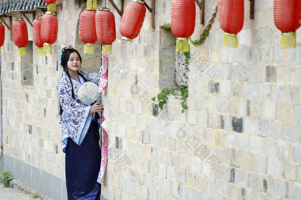 中国人女人采用汉服衣服享有自由的时间