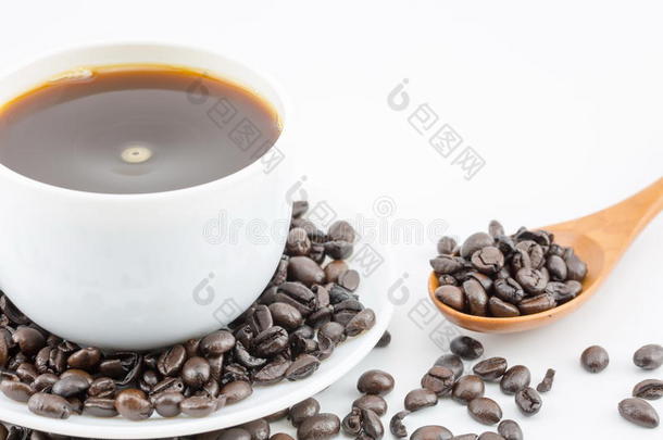 咖啡豆采用白色的杯子和咖啡豆豆