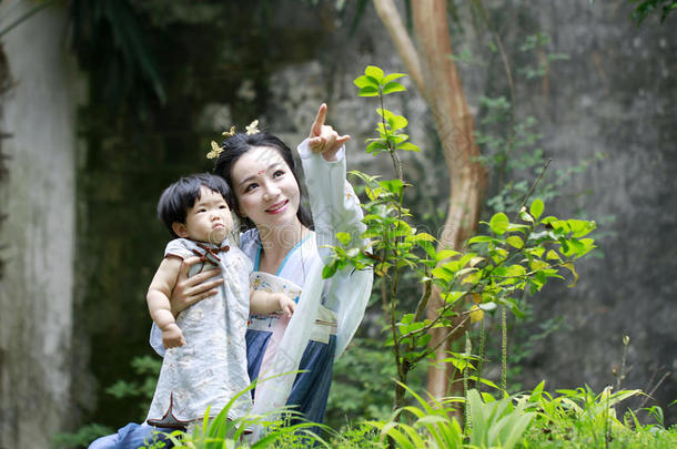 家庭乐趣时间,中国人女人和婴儿采用汉服衣服