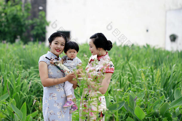 家庭乐趣时间,中国人女人和婴儿采用<strong>旗袍</strong>享有自由的