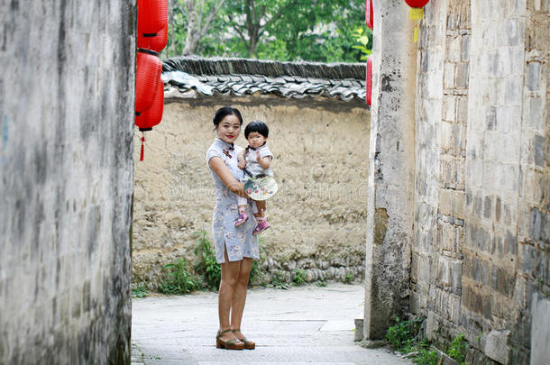 中国人女人和婴儿采用旗袍享有自由的时间
