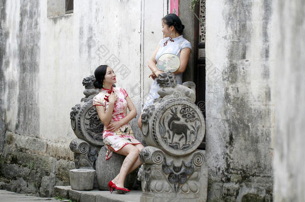 中国人女朋友采用旗袍享有自由的时间