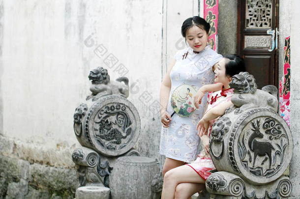 中国人女朋友采用<strong>旗袍</strong>享有自由的时间