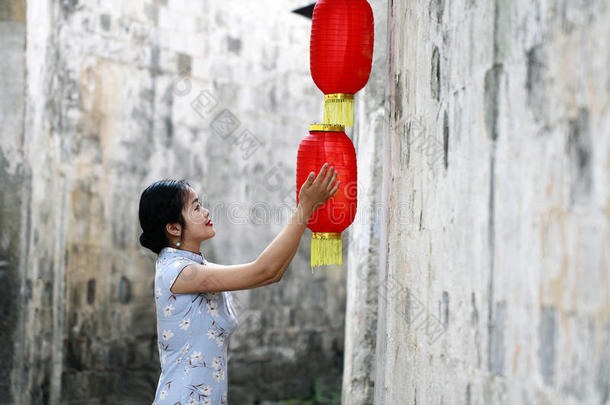 中国人女人采用<strong>旗袍</strong>享有自由的时间