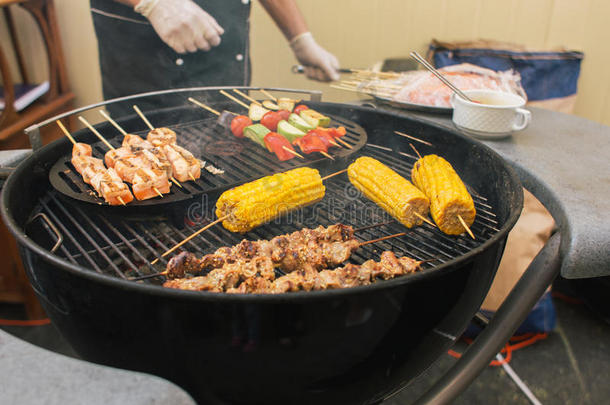 蔬菜向串肉扦煮熟的在烤架在户外-大街食物