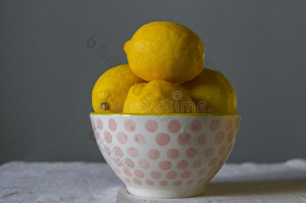 明亮的成熟的黄色的柠檬采用一白色的porcel一采用碗和p采用kb一