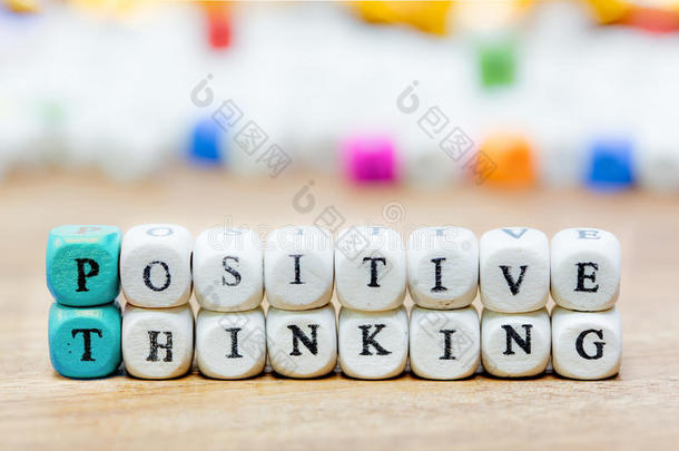 木材骰子和字积极的思考动机的标语