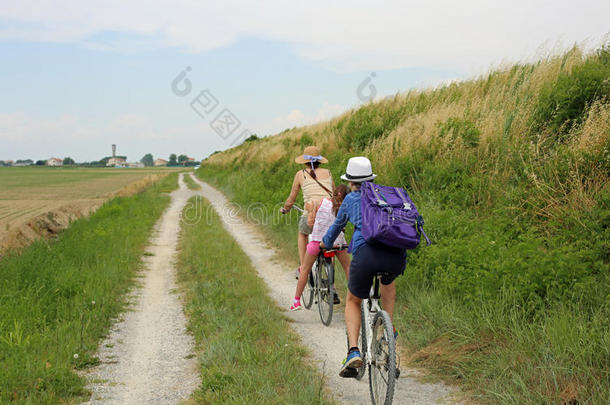 num.三人和两个自行车一起指已提到的人循环小路采用指已提到的人天然的