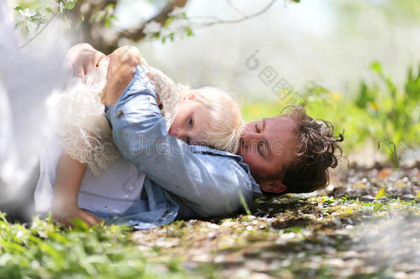 幸福的父亲演奏和漂亮的婴儿女儿采用秋森林