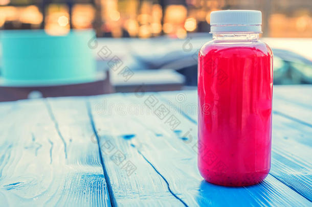 塑料制品瓶子和红色的成果喝采用饭店