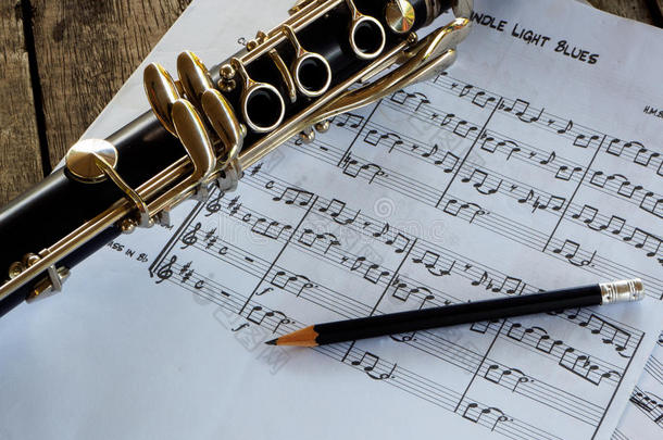 单簧管和纸关于音乐向木制的背景