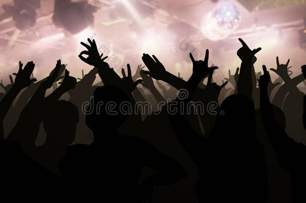 轮廓关于音乐会人群和手凸起的在一音乐迪斯科舞厅