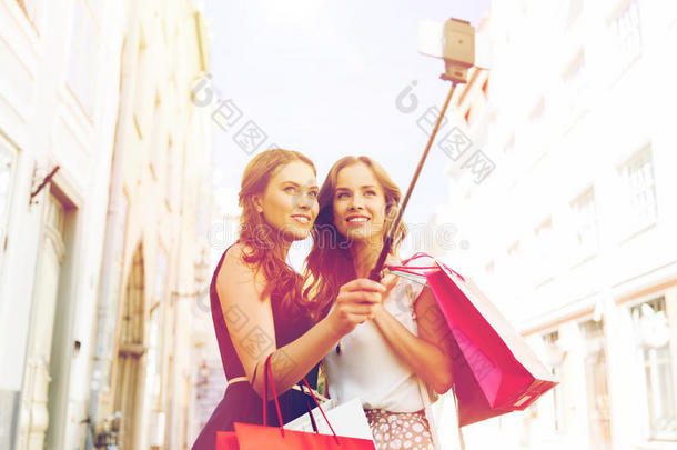 女人购物和迷人的自拍照在旁边智能手机