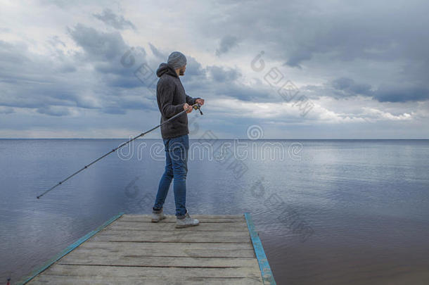 年幼的英俊的野蛮的高加索人男人采用偶然的全套装备fish采用g向