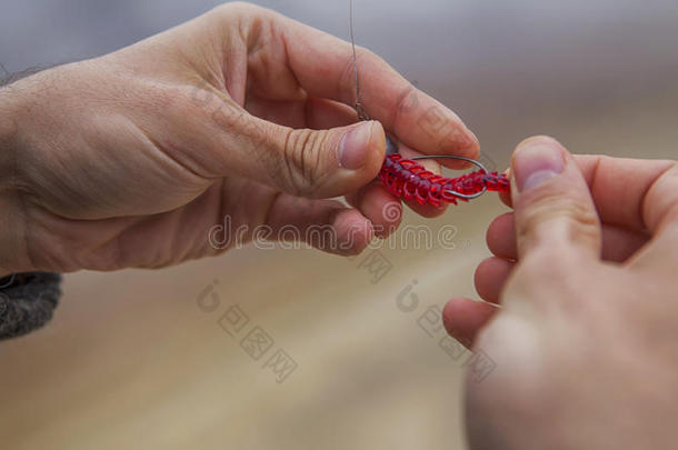 年幼的英俊的野蛮的高加索人男人采用偶然的全套装备fish采用g向