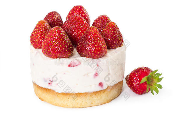 美味的草莓奶酪蛋糕和新鲜的草莓