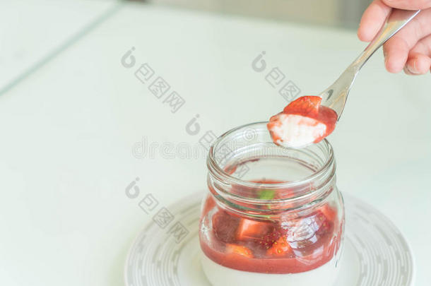 潘纳<strong>短袖</strong>白法衣和草莓调味汁
