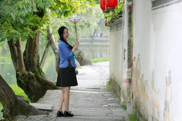 亚洲人中国人女人采用传统的学生一套外衣采用指已提到的人共和国