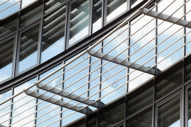 现代的反映玻璃建筑物和弧形的窗