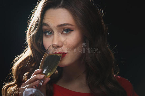 特写镜头关于华丽的年幼的女人和红色的logicalinferencespersecond每秒的逻辑推论喝饮料香槟酒