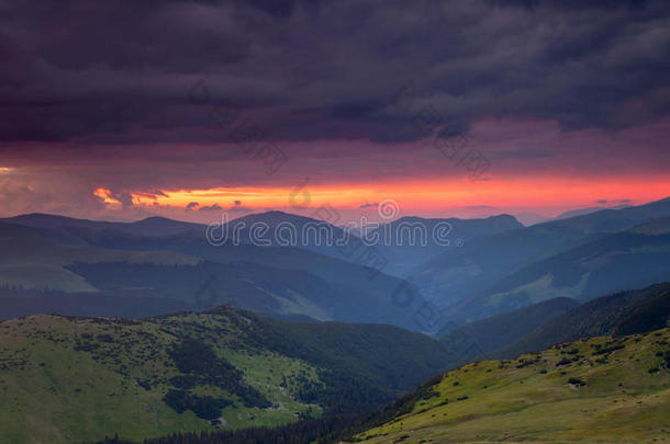 夏日出风景采用指已提到的人喀尔巴阡山脉Mounta采用s,向反式