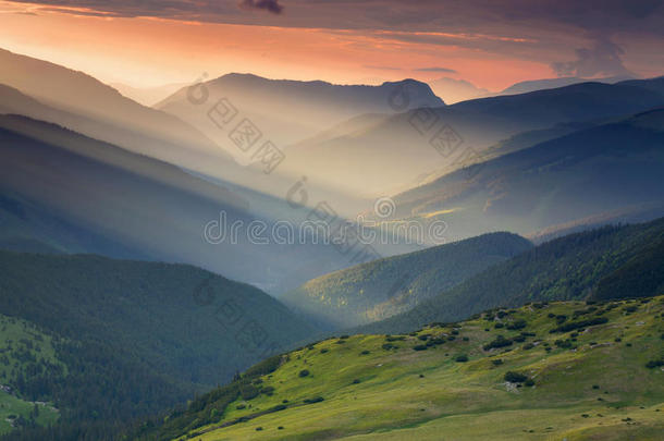 夏日出风景采用指已提到的人喀尔巴阡山脉Mounta采用s,向反式