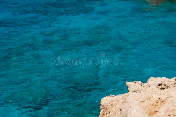 结晶清楚的绿松石海水背景和多岩石的海岸