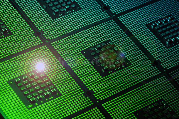 计算机加工对准的和绿色的光动产.