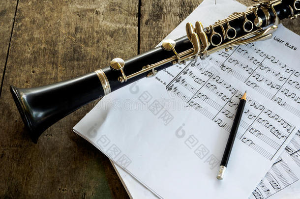 单簧管和纸关于<strong>音乐</strong>向木制的背景