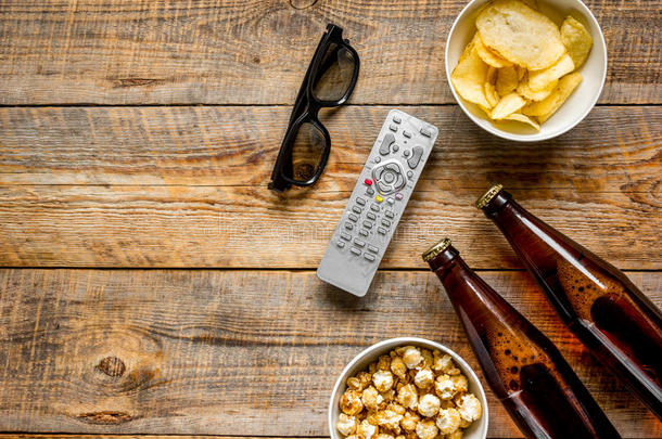 家社交聚会和televisi向电视机观察,小吃和啤酒向木制的后座