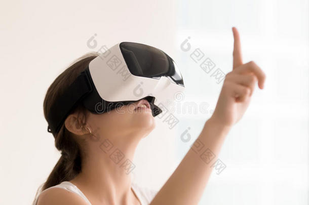女人使用VirtualReality虚拟现实眼镜为互相作用的磁带录像